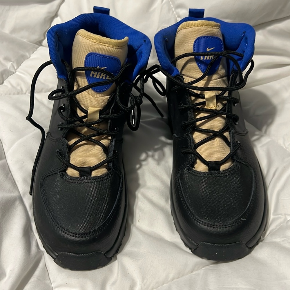 Nike Manoa Boot Boys size 3 black, tan and blue